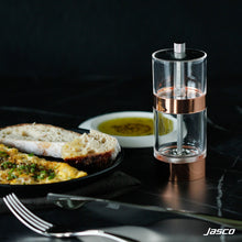 โหลดรูปภาพลงในเครื่องมือใช้ดูของ Gallery ขวดใส่เกลือ &amp; ที่บดพริกไทย 2 In 1 Salt Shaker &amp; Peper Mill
